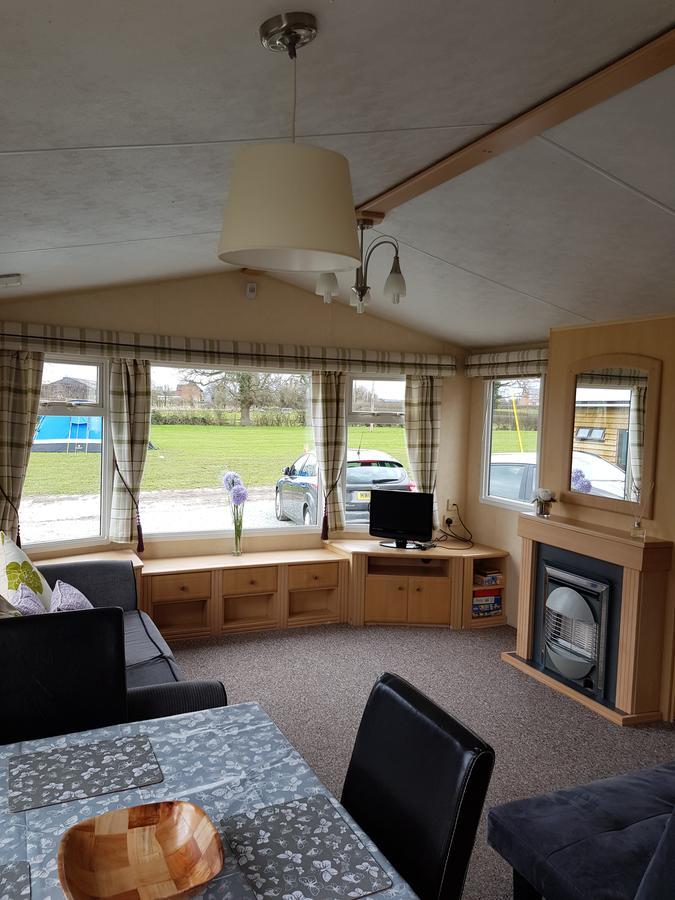 Hotel Pitch & Canvas - Self Catering At Broad Oak Farm Tattenhall Exterior foto